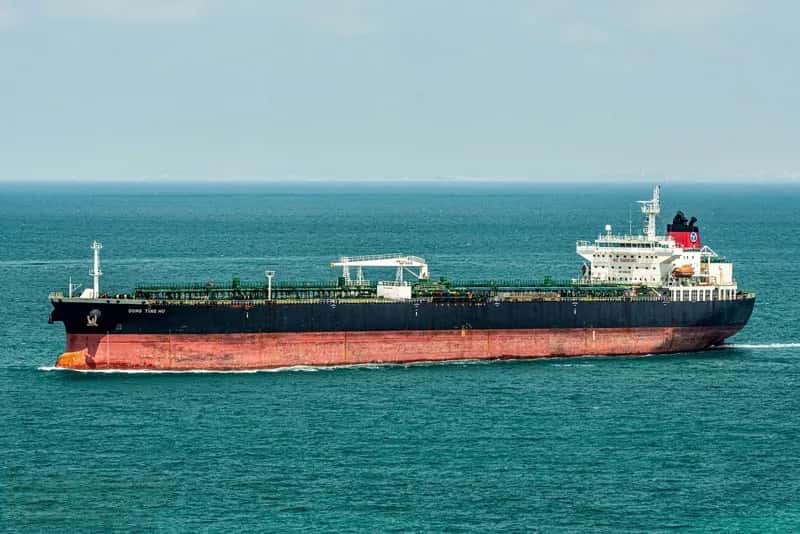 Морской беспилотник атаковал нефтяной танкер в Оманском заливе, погиб моряк