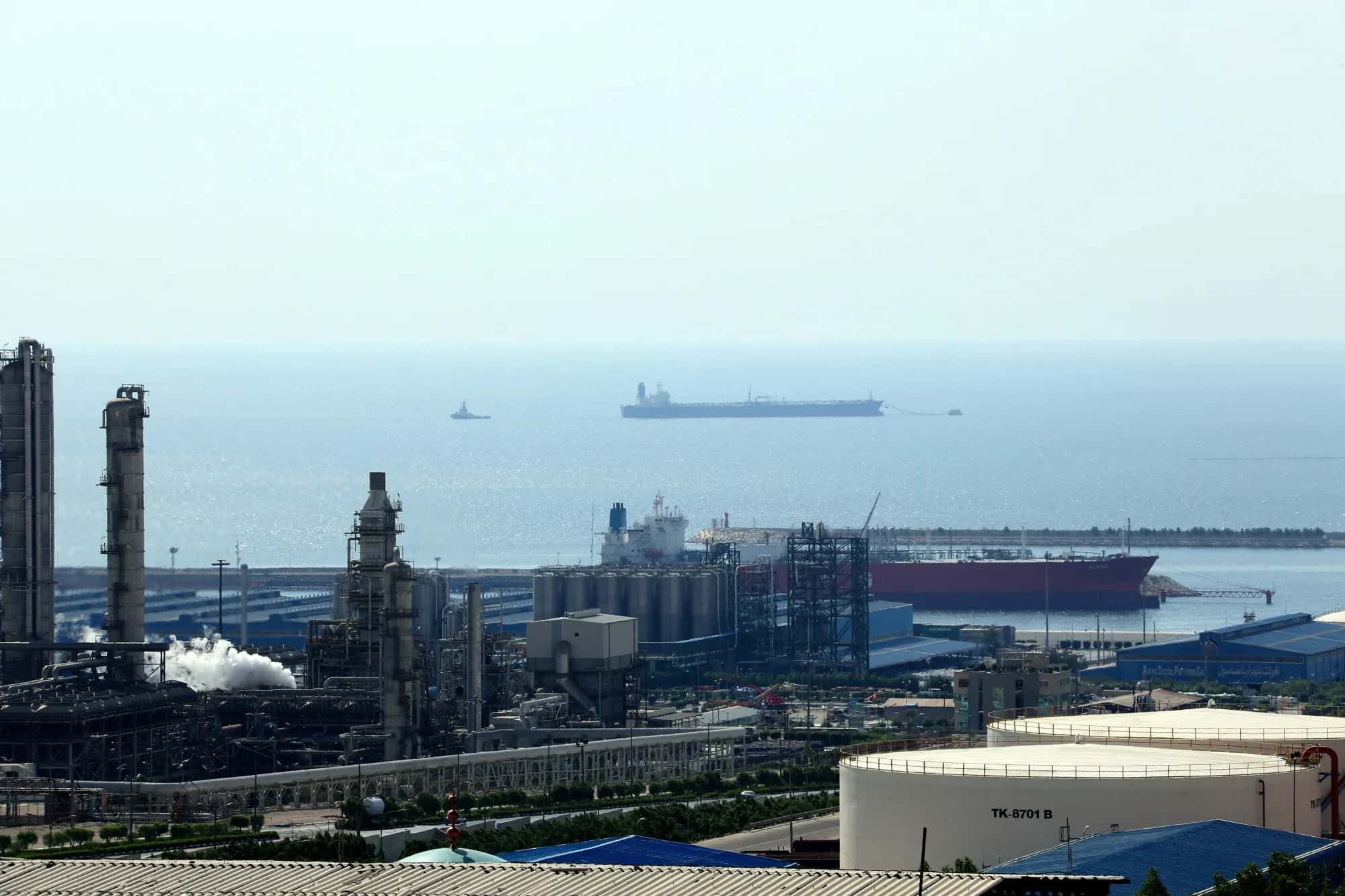 Иран сообщил об ударах Израиля по газовому месторождению и НПЗ в провинции Бушер