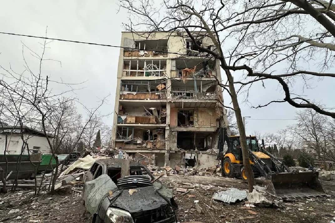 Взрыв в жилом доме в Севастополе разрушил квартиры в шести многоэтажках. СК заявляет о взрывном устройстве, погибли два человека