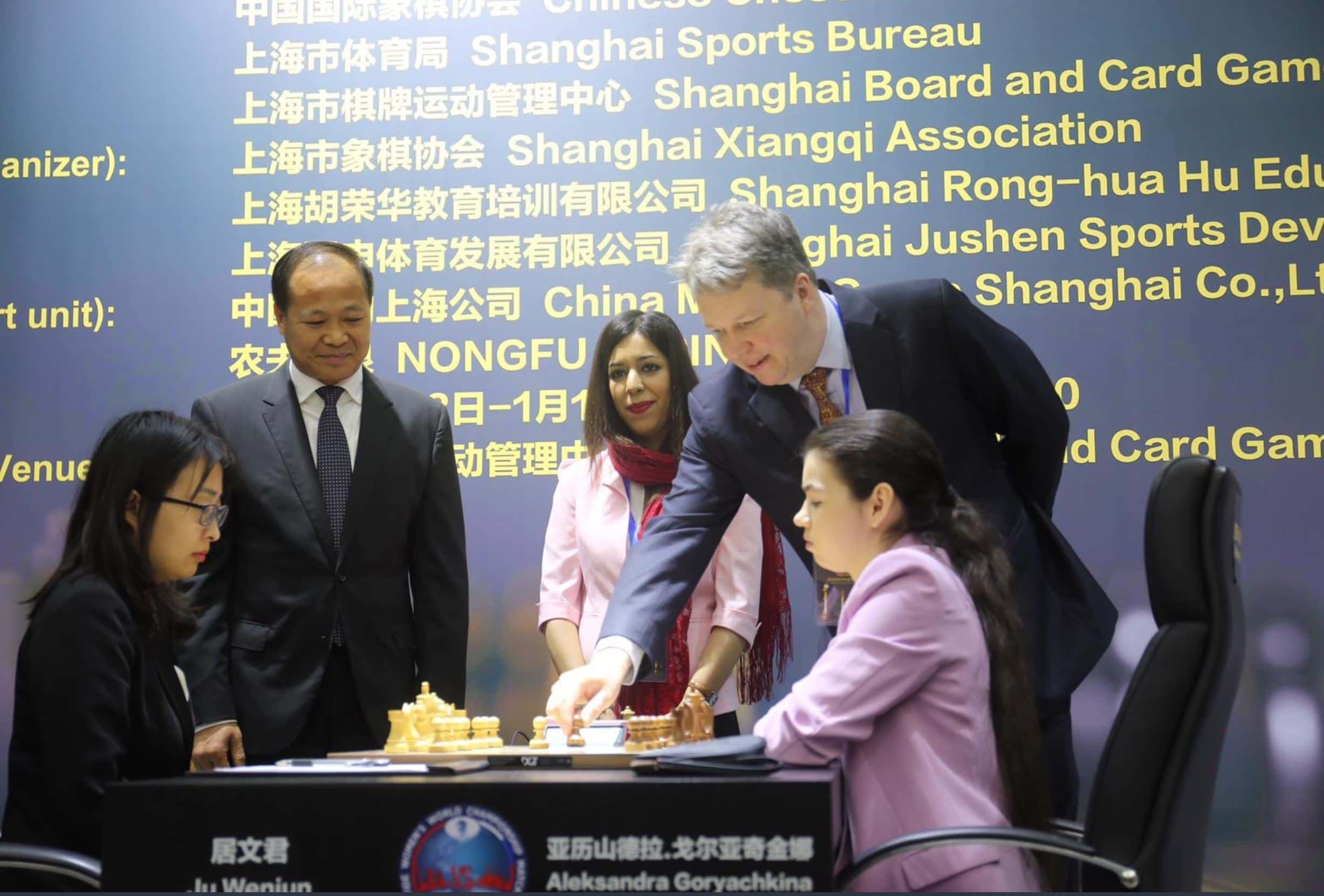 Иранская шахматистка не сможет вернуться на родину из-за фотографии, на которой у нее сполз хиджаб