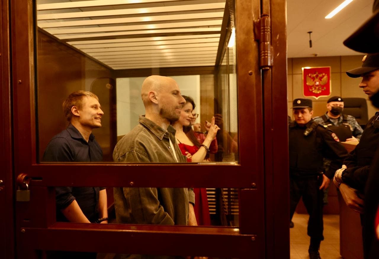 Слева направо: журналисты Константин Габов, Сергей Карелин и Антонина Фаворская на оглашении приговора 15 апреля. За ними — Артём Кригер