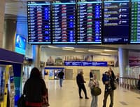 Пассажиры у табло в зале вылетов аэропорта Внуково, 7 мая