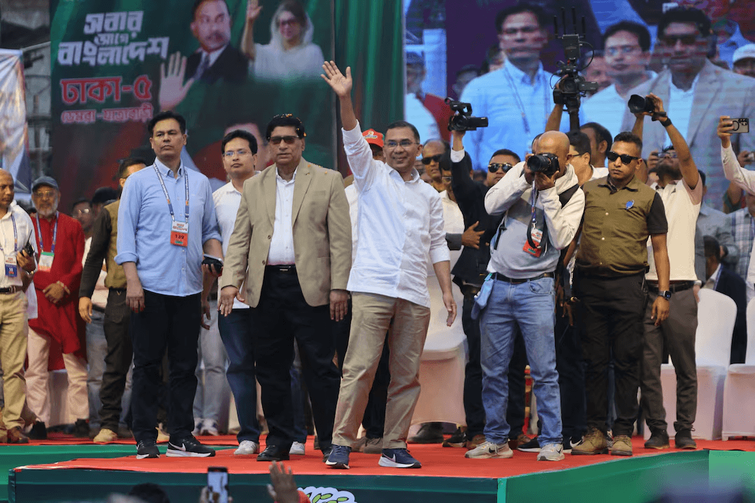 Лидер НПБ Тарик Рахман (посередине) во время заключительного дня предвыборной кампании, 9 февраля 2026 года