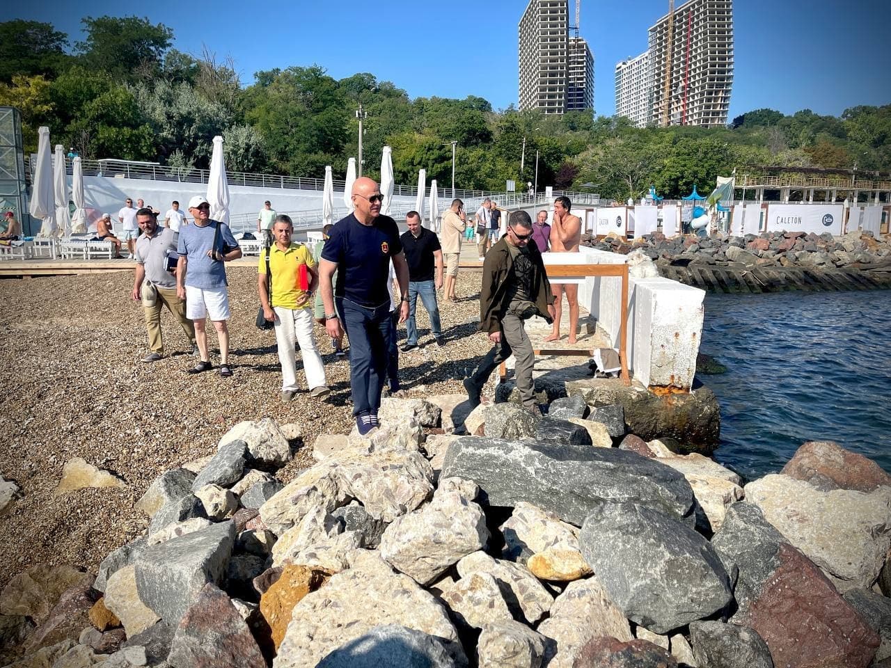 В Одессе официально открыли пляжи для купания.