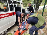 Последствия атаки дрона-камикадзе на машину скорой помощи в Никополе