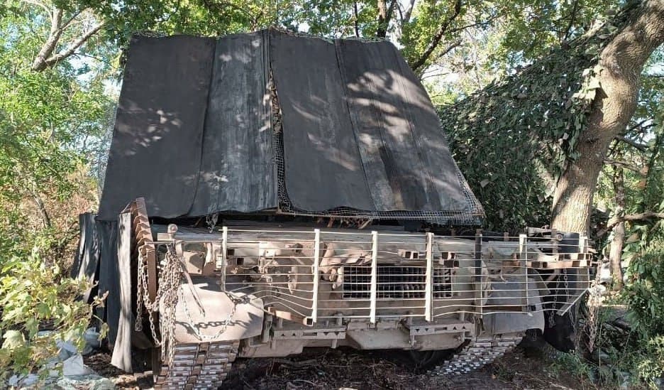 Танк Т-80БВ с «шалашом» из резинотканевых экранов