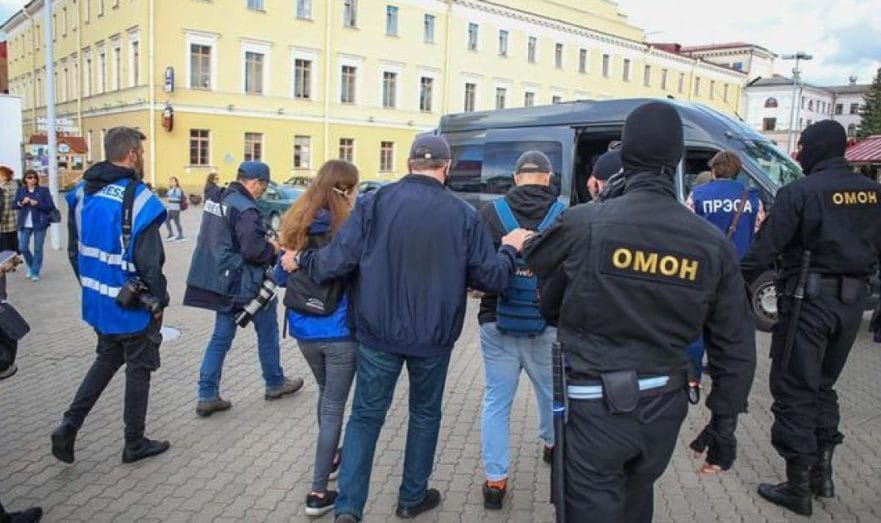 Задержанных в Минске белорусских журналистов оставили на ночь в отделениях