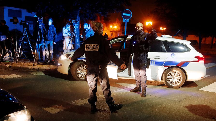 Baza: В консульстве России во Франции подтвердили, что по делу об убийстве учителя под Парижем проходит 18-летний уроженец Москвы