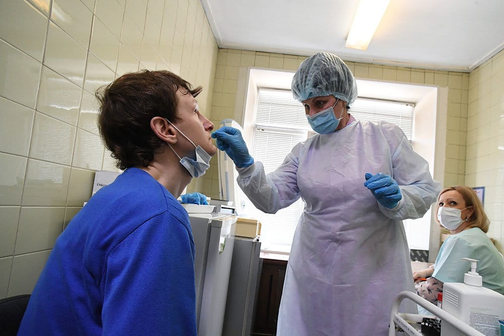 Хинин, аспирин, цинк и витамины. Чем стоит и не стоит лечить COVID