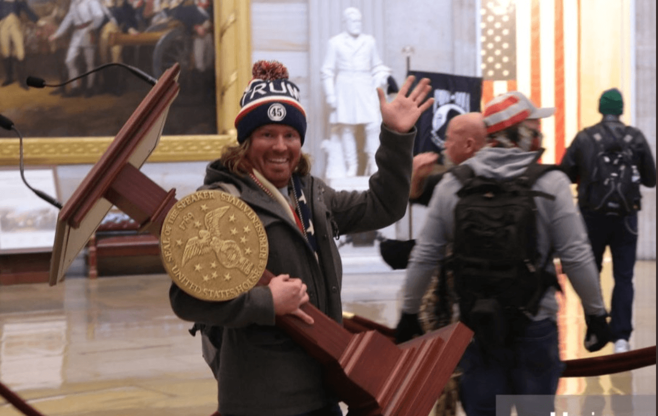 Сторонники Трампа прорвались в здание Капитолия. В Вашингтоне объявлен комендантский час