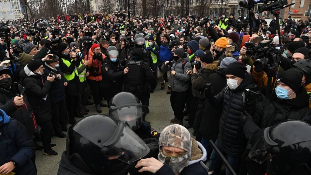 Родителей подростков, задержанных на акции в поддержку Навального в Москве, оштрафовали за неисполнение родительских обязанностей