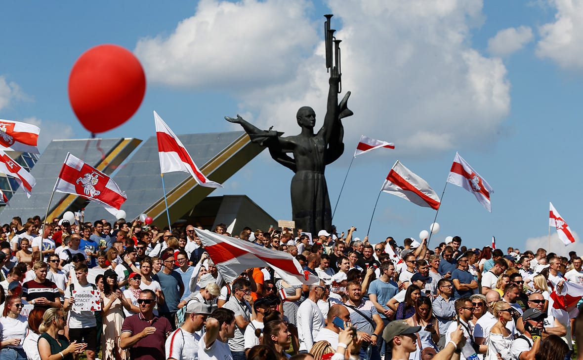 МВД Беларуси хочет включить бело-красно-белый флаг в список запрещенной нацистской символики