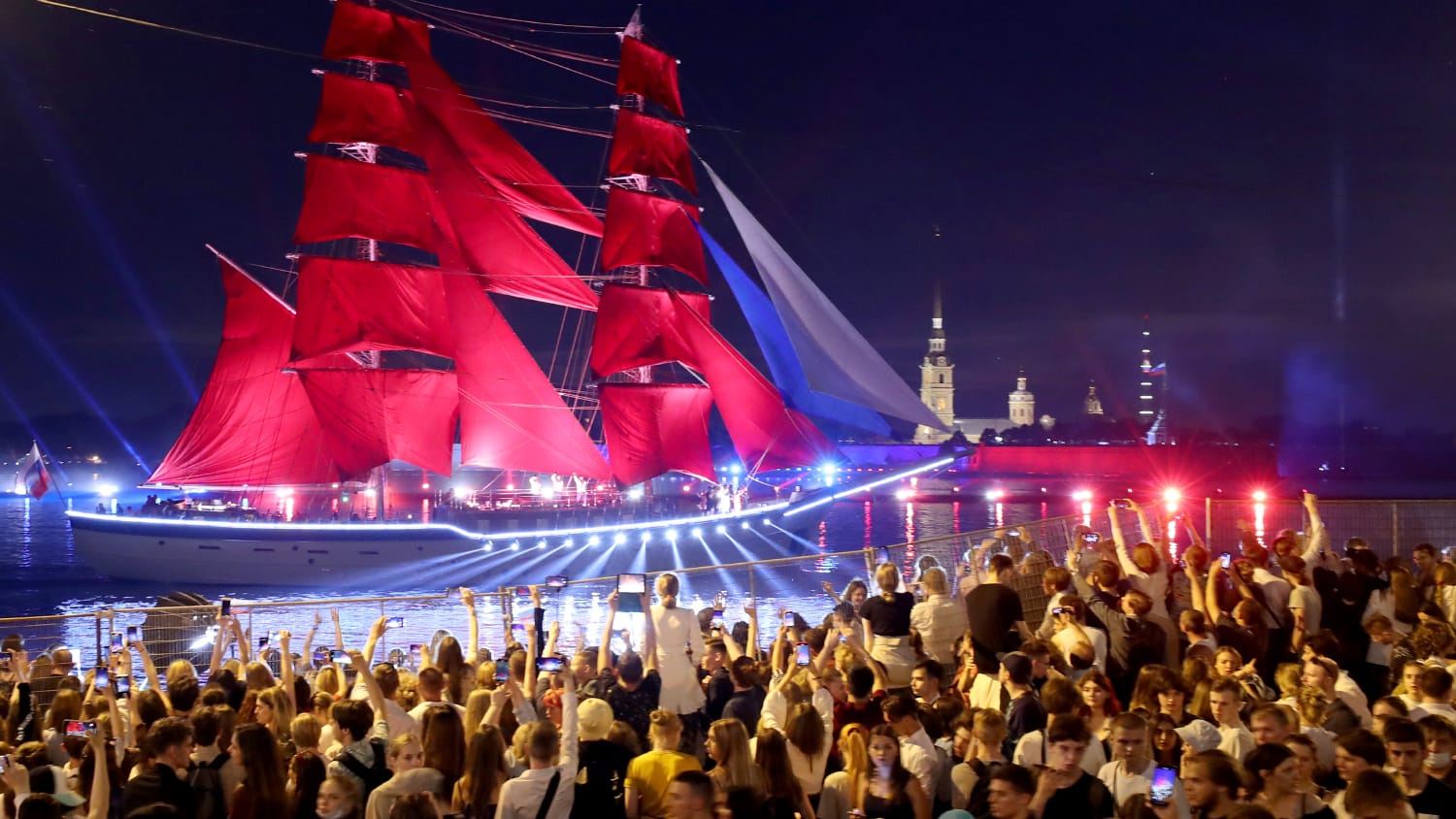 Власти Петербурга: «Алые паруса» не повлияли на рост заболеваемости в городе