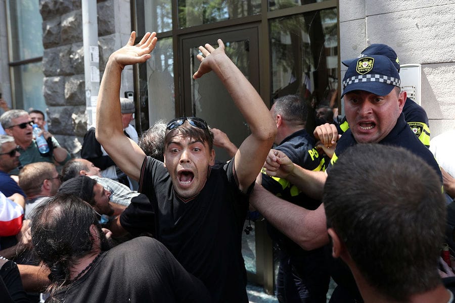 Политолог Гела Васадзе: Погромщики гей-парада в Тбилиси — это люди, которые обеспечивают власти победу на выборах