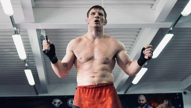 «Я понесу наказание и готов искупить свою вину». Госканал опубликовал видео с выданным Беларуси бойцом ММА Кудиным