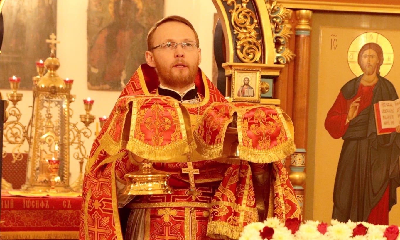 Священника, которого уволили после сообщения в поддержку Навального, пытаются сослать в монастырь из-за общения со СМИ