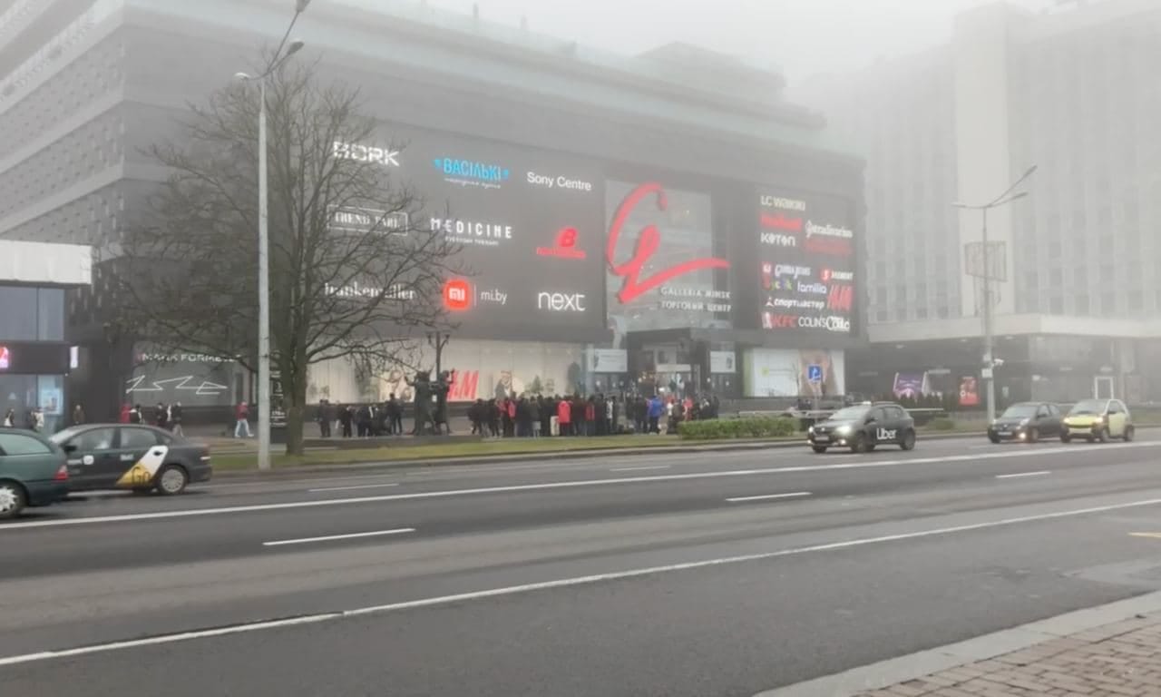 Мигранты в центре Минска: как беженцы готовятся к поездке на границу