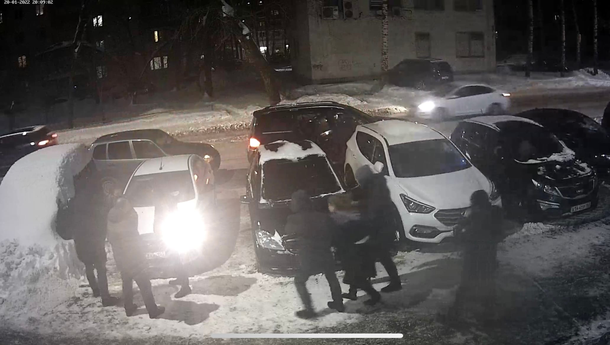 Опубликовано видео похищения Заремы Мусаевой чеченскими силовиками. Женщину ведут босиком по снегу