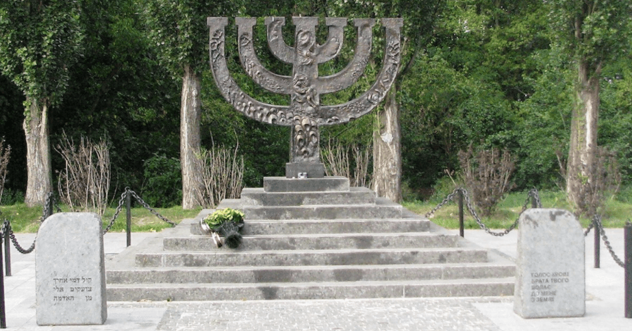 «Бомба снова падает в Бабий Яр и мир молчит, история повторяется». Зеленский о гибели мирных жителей на территории мемориала Холокоста