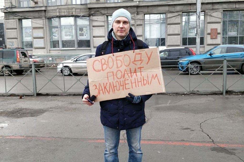 Силовики избили российского активиста из-за желто-синей одежды его сына на прогулке. Они снимали все на видео, пока ребенок плакал