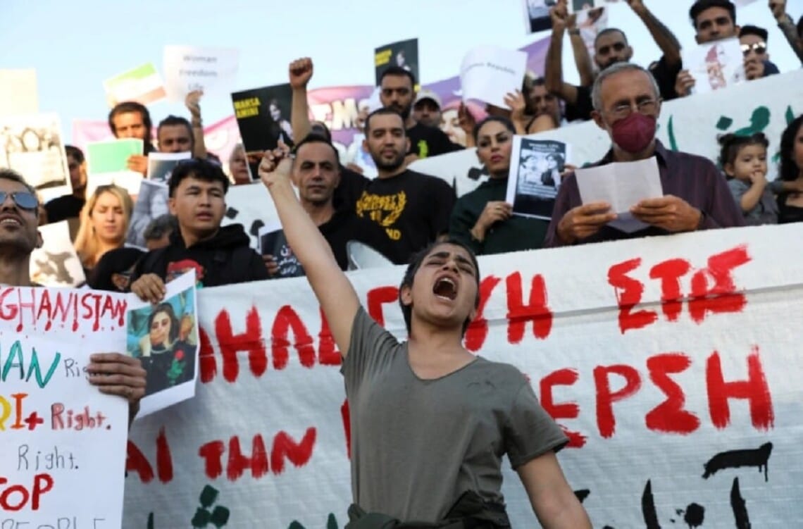 У протеста женское лицо. Как волнения в Иране вынуждают режим провести настоящие реформы