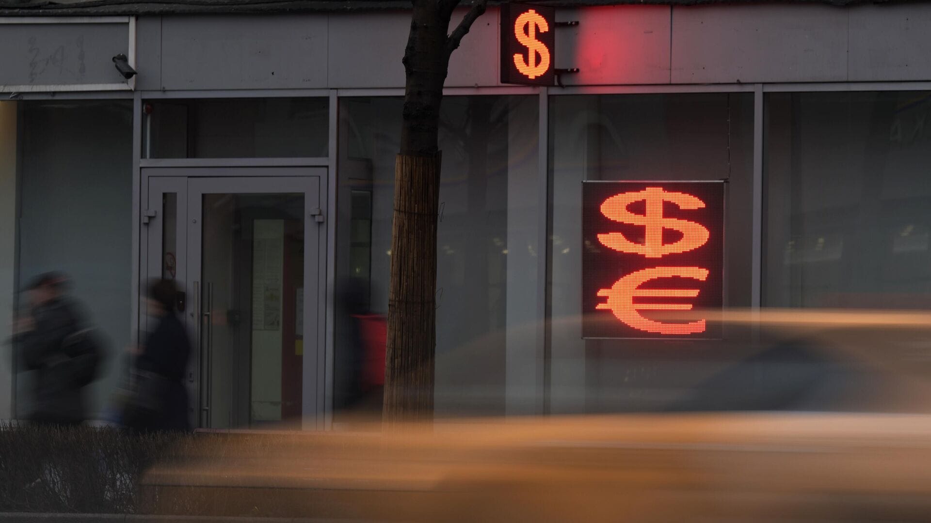 Курс доллара превысил 80 рублей впервые за год