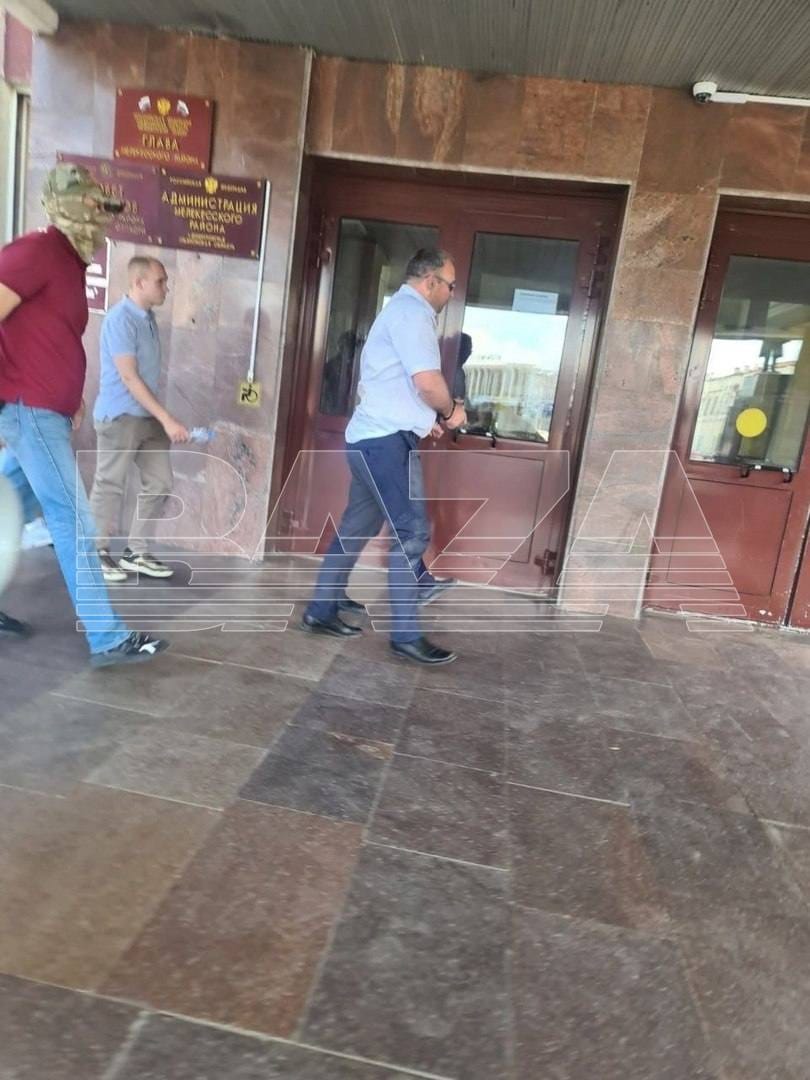 Baza: Мэр Димитровграда задержан из-за взятки, его силой вытащили из машины и уложили лицом в землю