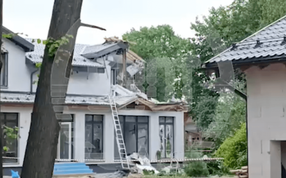 После атаки БПЛА в Химках повреждены несколько домов, в частном доме обрушилась часть стены. Видео