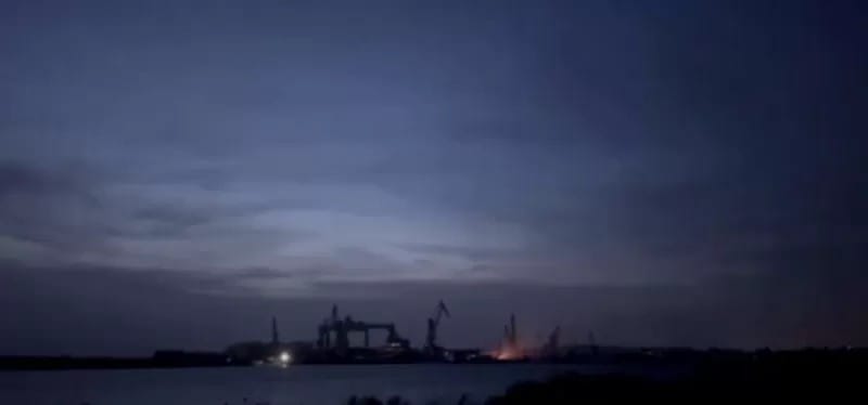 Одна из ракет, выпущенных по судостроительному заводу «Залив» в Керчи, попала в стоявший там российский корабль