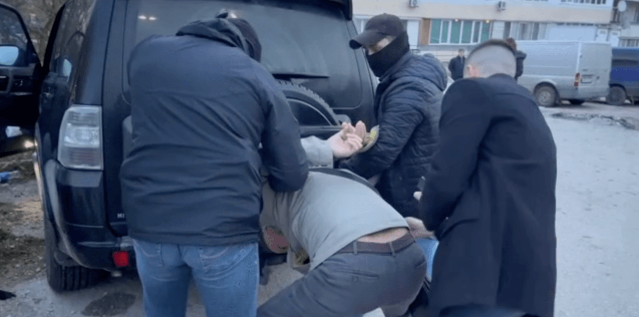 ФСБ задержала жителя Феодосии, обвинив его в «госизмене» за пересылку в Украину запчастей для военной авиатехники