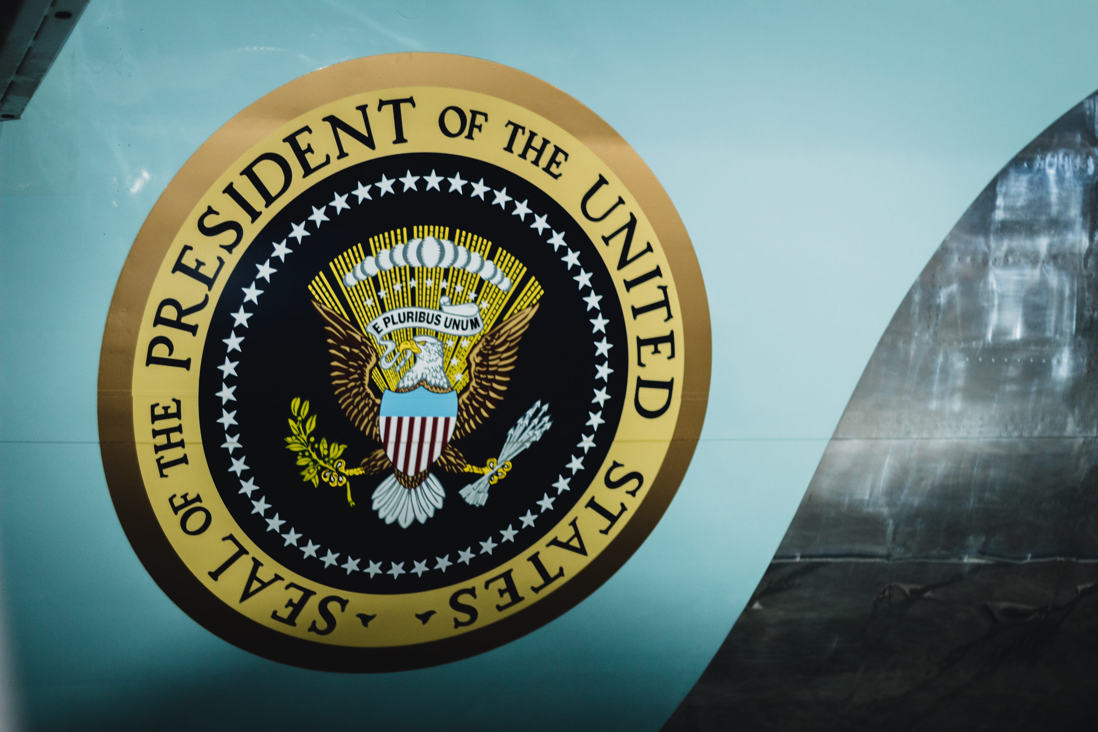 Администрация Байдена поддерживает закон о конфискации замороженных активов РФ — Bloomberg