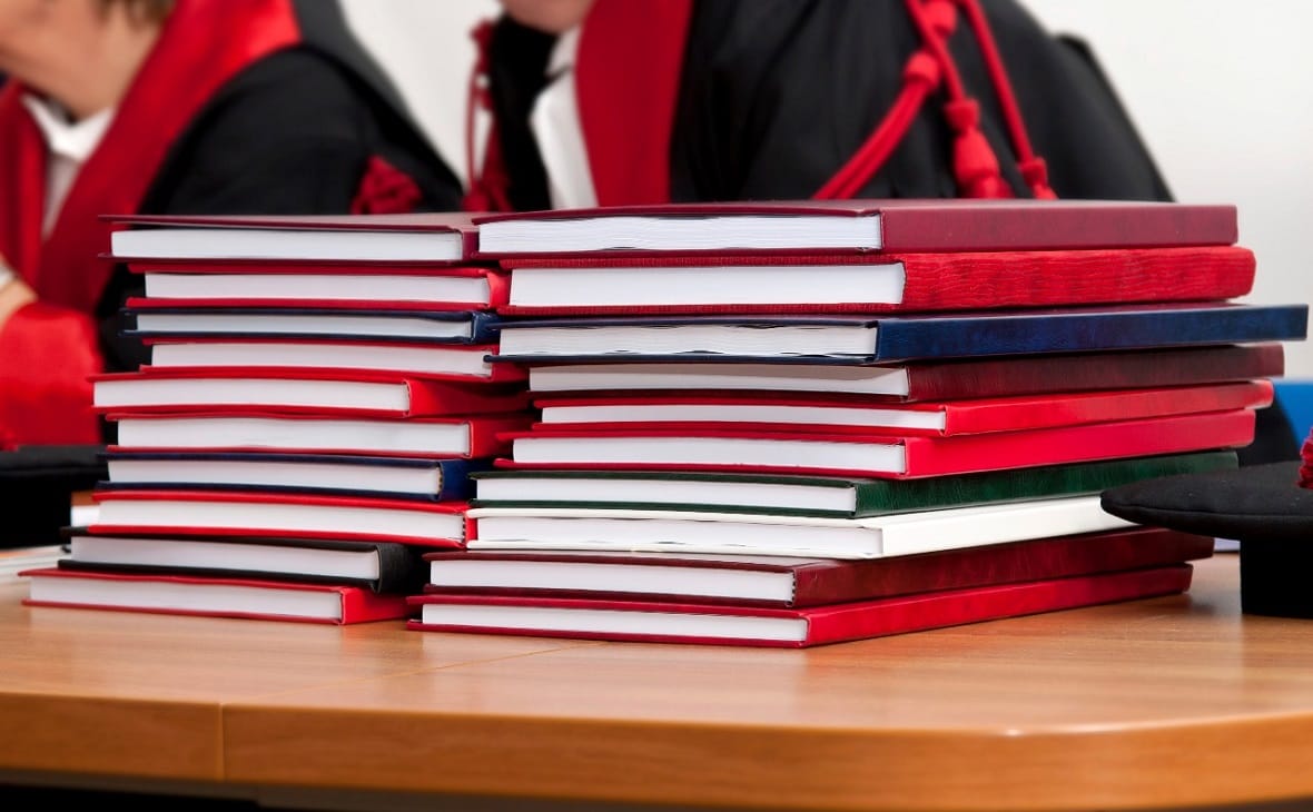 Количество написанных в РФ диссертаций за год сократилось на 22%. Ученые винят в этом войну и обесценивание науки и образования в России