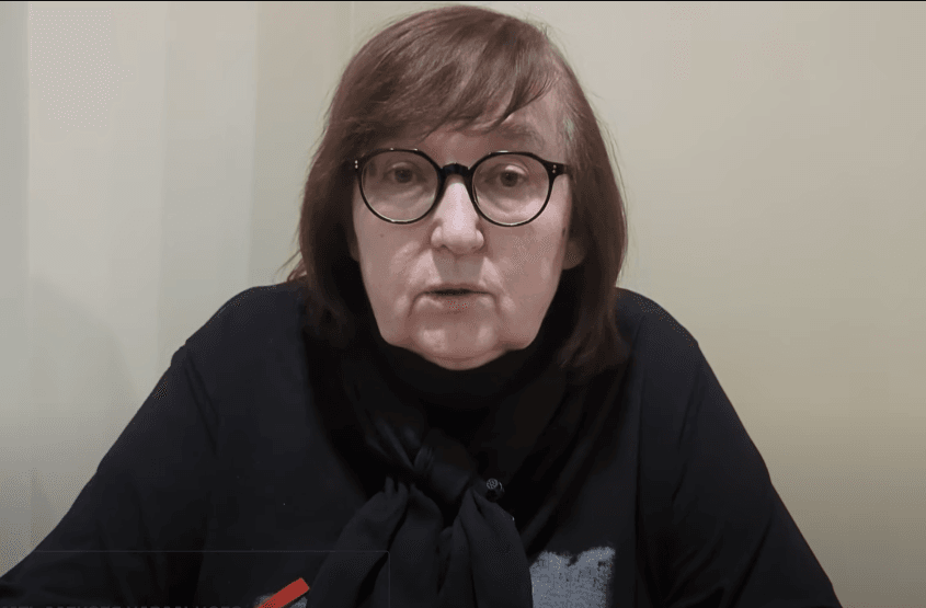 «Они угрожают, что сделают что-то с телом сына». Маме Навального показали тело, но потребовали согласиться на тайные похороны