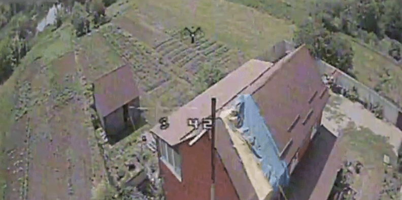 Дроны ВСУ разбрасывают над Белгородской областью листовки с предложением вешать на дома украинские флаги, чтобы их не атаковали