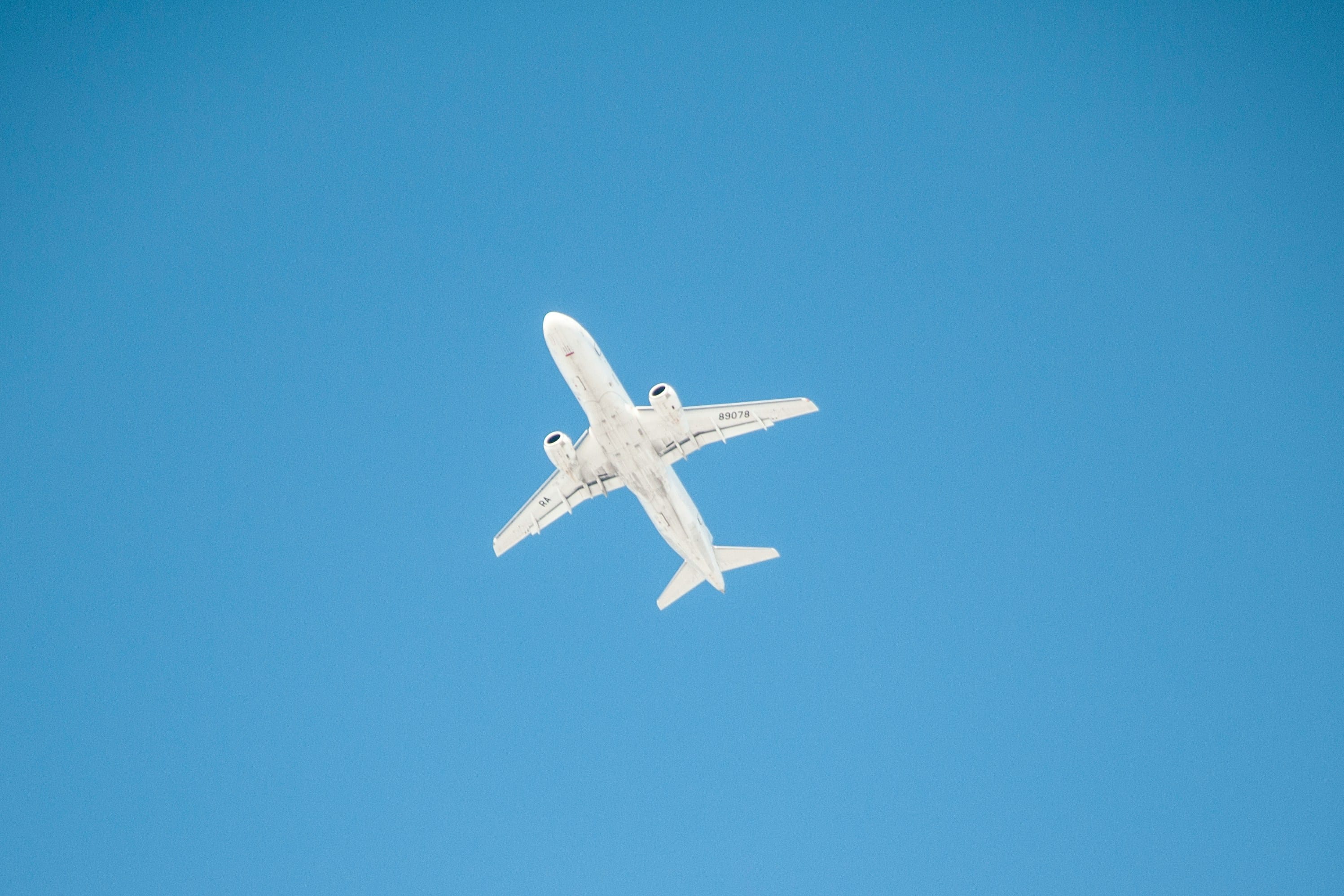 Самолет Sukhoi Superjet 100 совершил аварийную посадку в Минеральных Водах