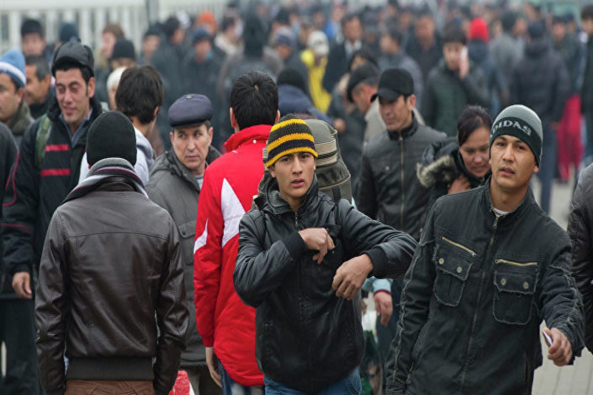 В Москве после рейда десяткам мигрантов, получивших гражданство России, выдали повестки в военкомат — «Коммерсантъ»