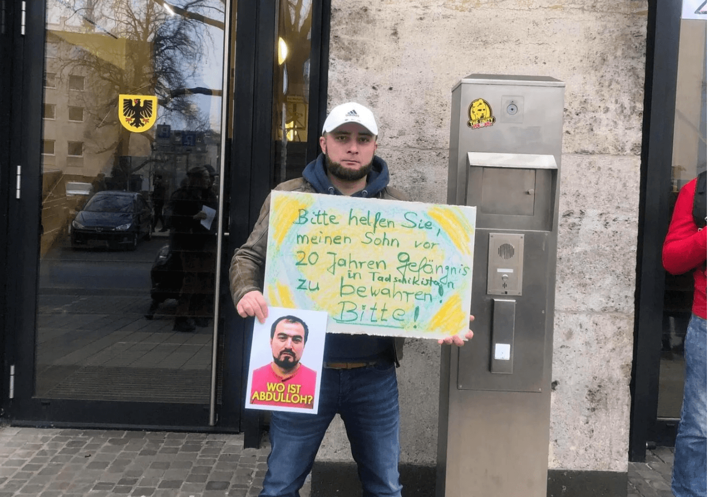 Таджикский активист Эргашев пытался покончить с собой в день депортации из Германии. В Таджикистане ему грозят пытки и тюрьма