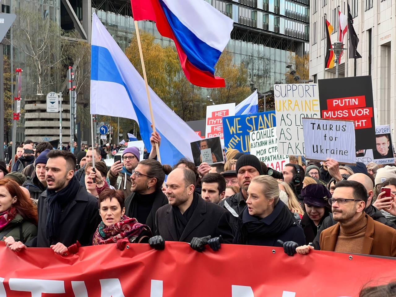 В Берлине начался митинг российской оппозиции, организованный Ильей Яшиным, Владимиром Кара-Мурзой и Юлией Навальной