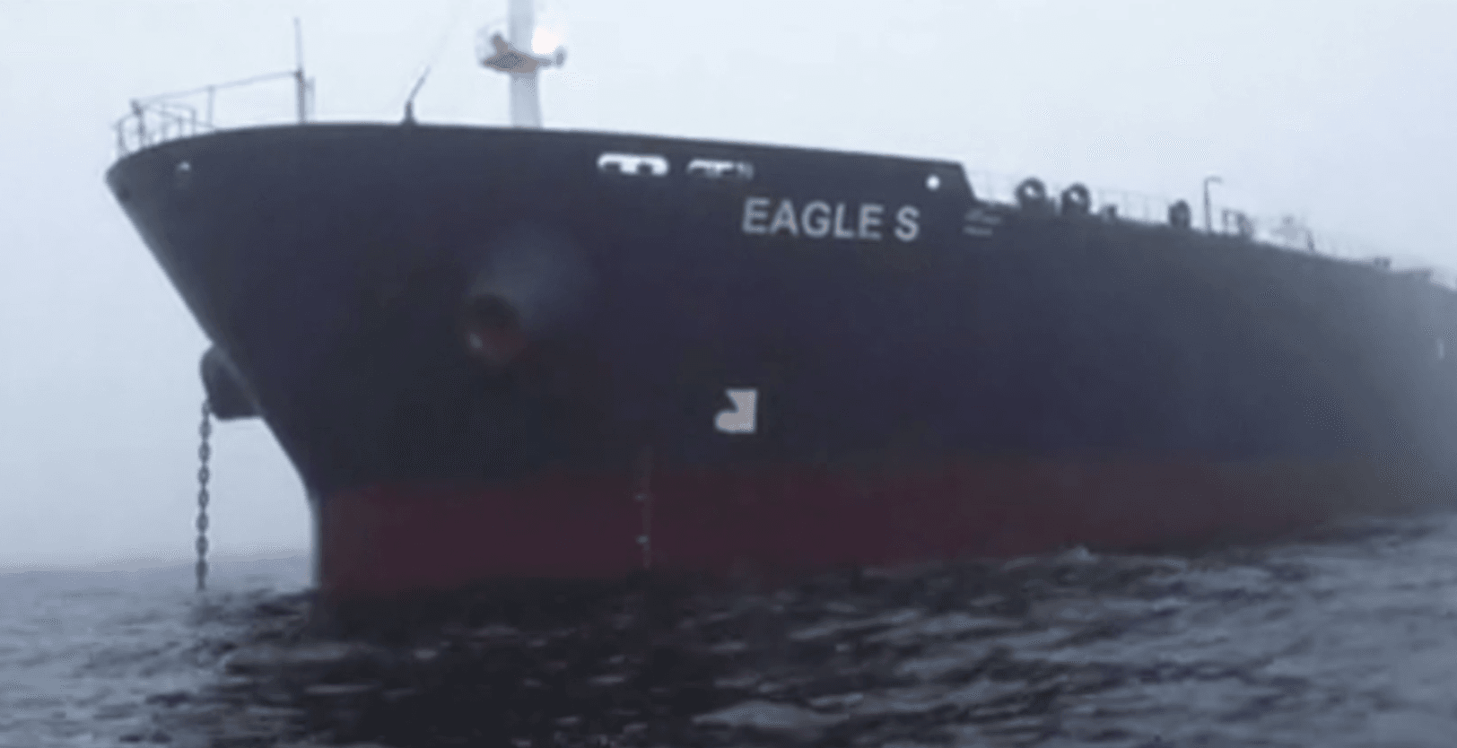 Танкер Eagle S, предположительно из «теневого флота» РФ, который подозревают в обрыве кабеля, стоит в Финском заливе без одного якоря