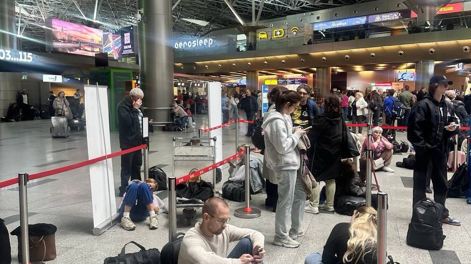 Более сотни рейсов задержаны в московских аэропортах к утру 8 мая. Минтранс обещает вернуться к штатному расписанию уже вечером