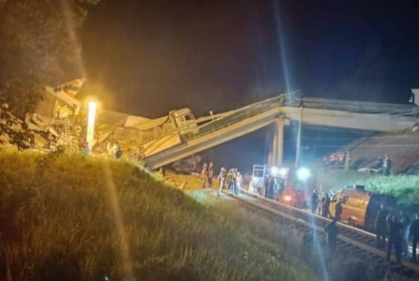 Семь человек погибли при обрушении моста в Брянской области. Еще один мост рухнул в Курской области. Telegram-каналы пишут о подрывах
