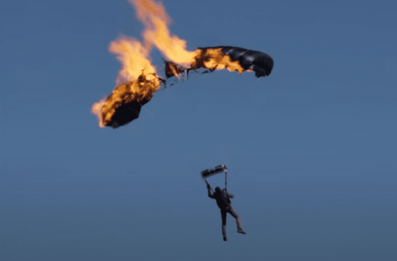 Том Круз попал в Книгу рекордов Гиннесса за 16 прыжков с горящим парашютом