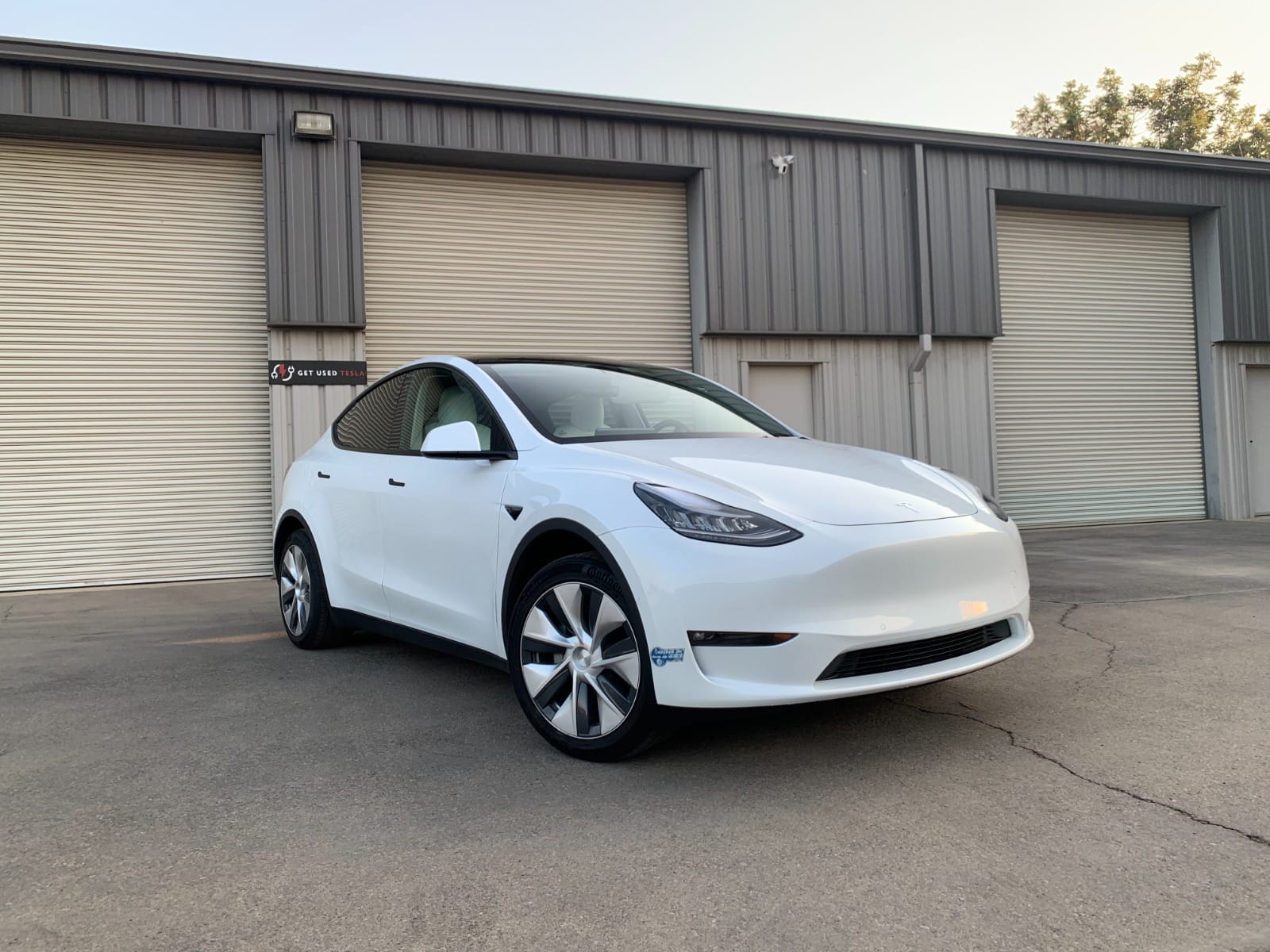 Американские регуляторы начали расследование проблем с дверными ручками Tesla Model Y, из-за которых из них не могли выбраться дети