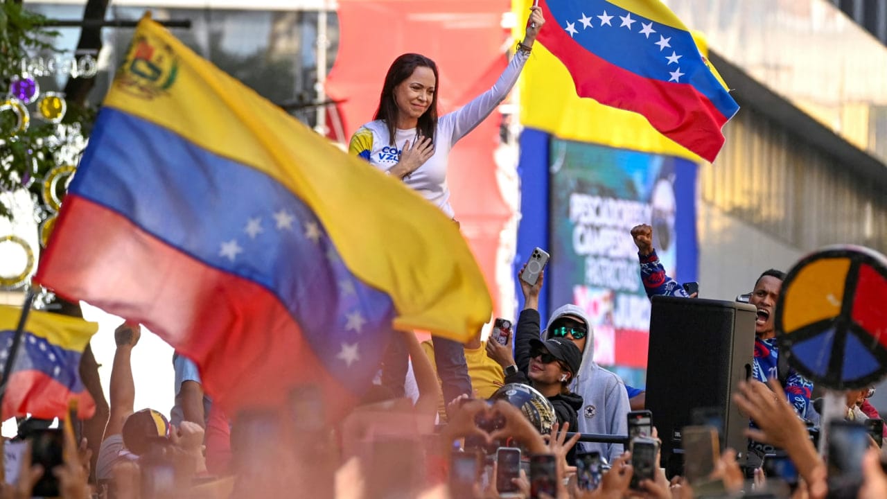 Венесуэла закрыла посольство в Норвегии после вручения Нобелевской премии мира лидеру оппозиции Марии Мачадо. Мадуро назвал ее «ведьмой» 