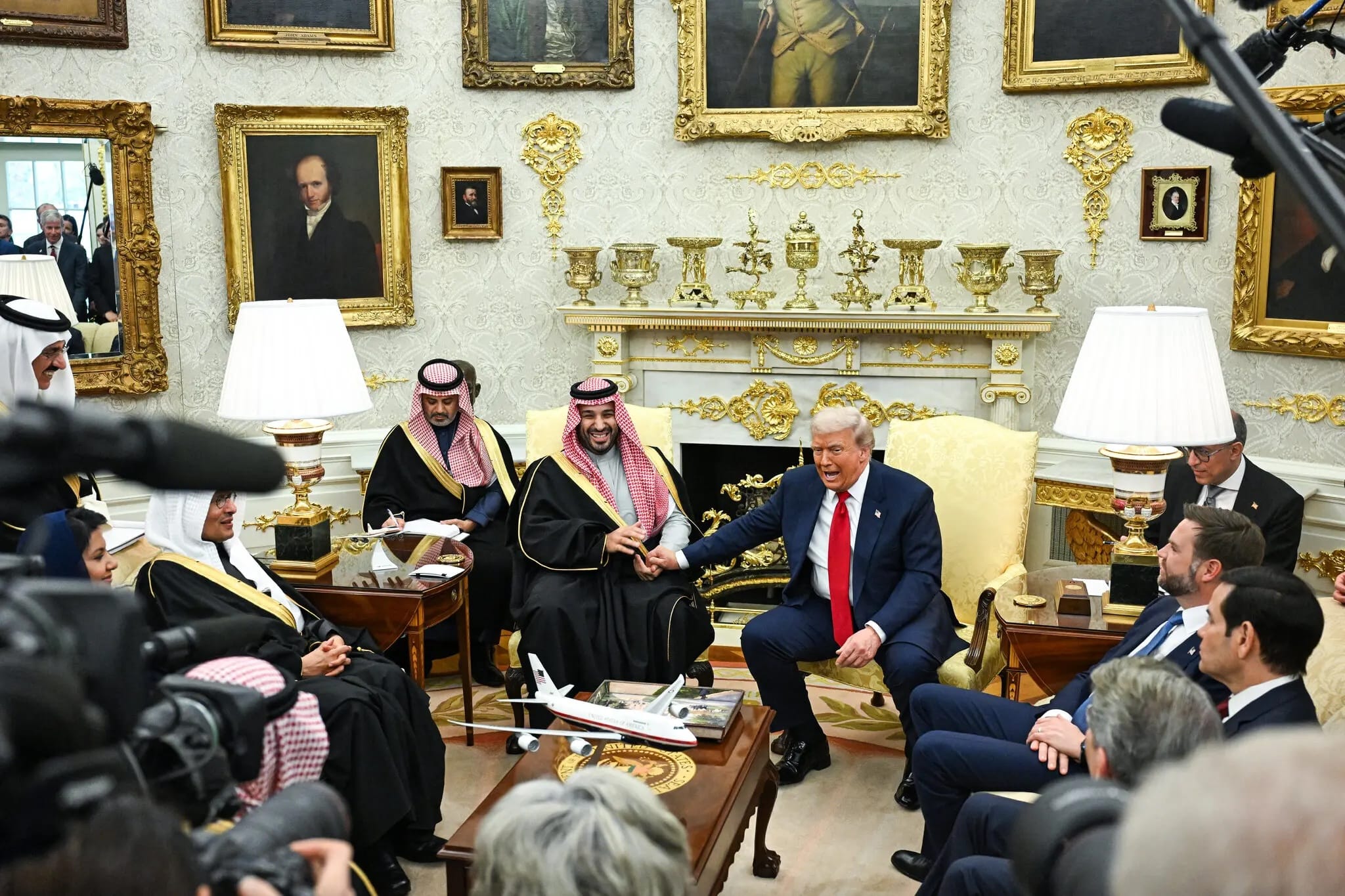 Трамп принял саудовского кронпринца и пообещал ему F-35. Тот посулил США инвестиции на $1 трлн — это ВВП Саудовской Аравии за год