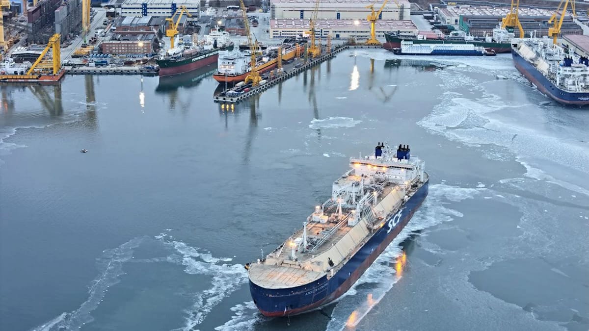 «Арктик СПГ — 2» получил танкер, способный пробить 2-метровый лед. «Он сможет вывозить газ зимой, передавая груз теневому флоту» — эксперты