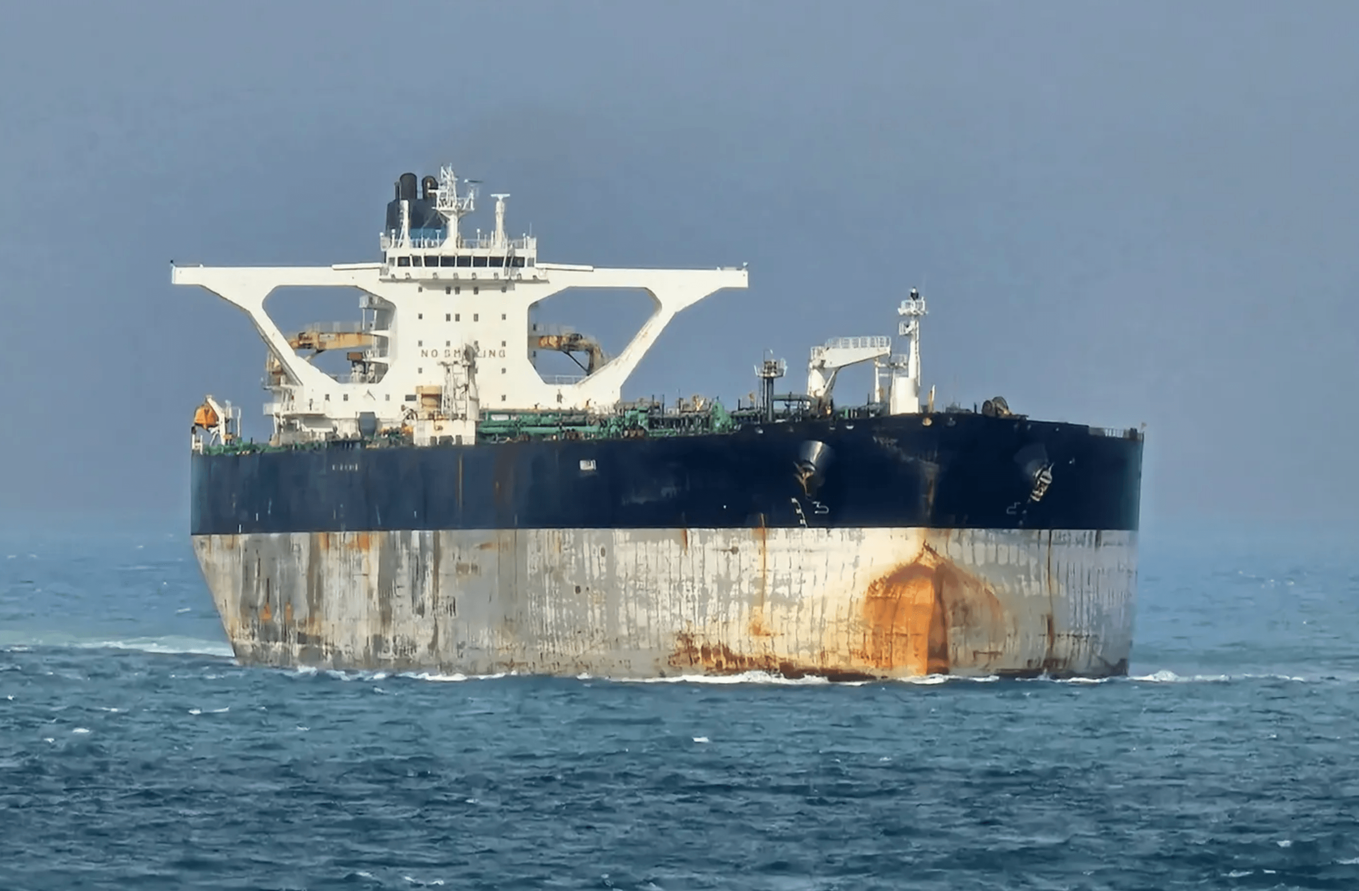 Танкер, который две недели преследуют США, сменил регистрацию на российскую и на максимальной скорости идет на север Атлантики