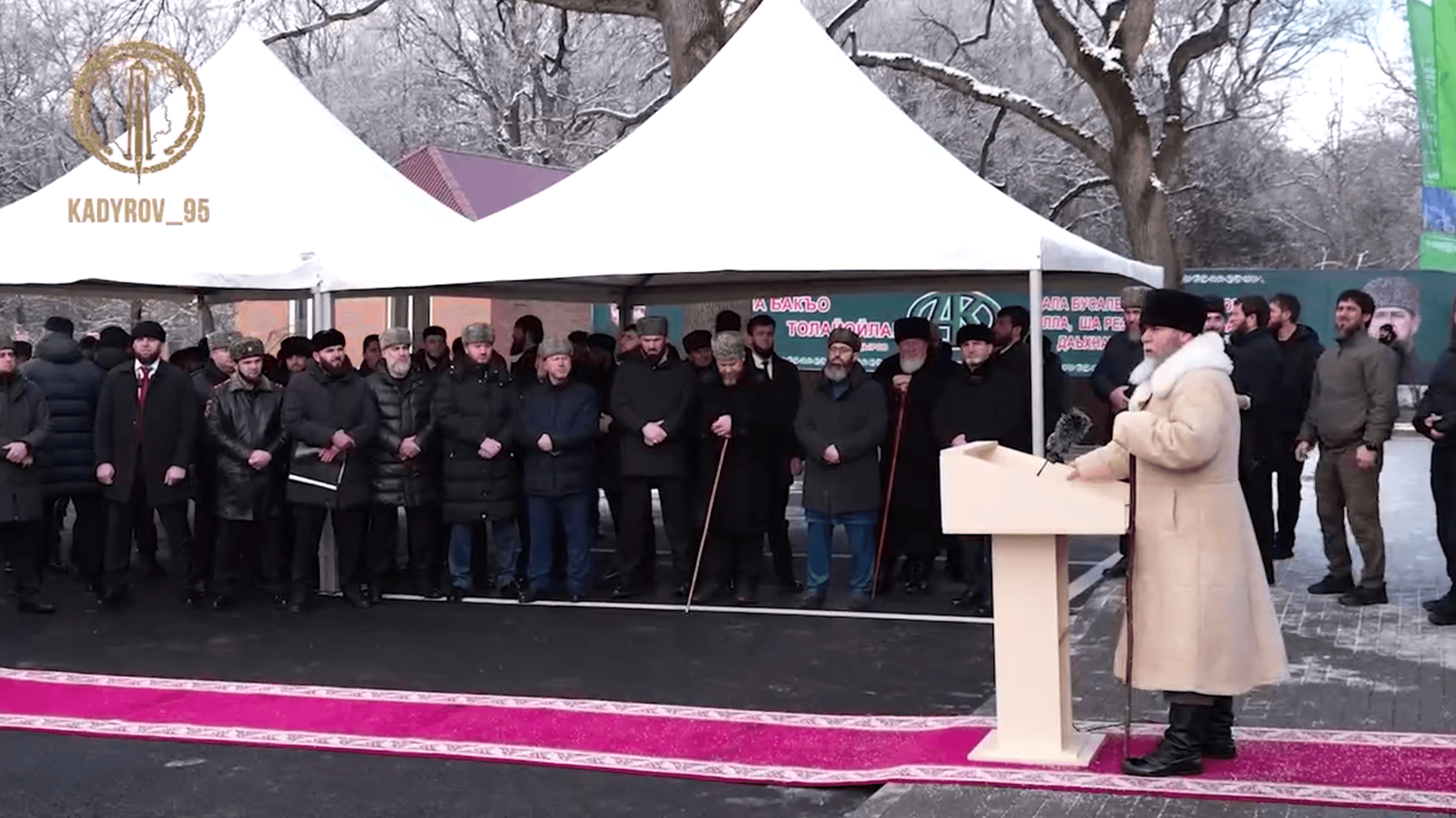 Кадыров показался на публике с тростью после сообщений о его госпитализации