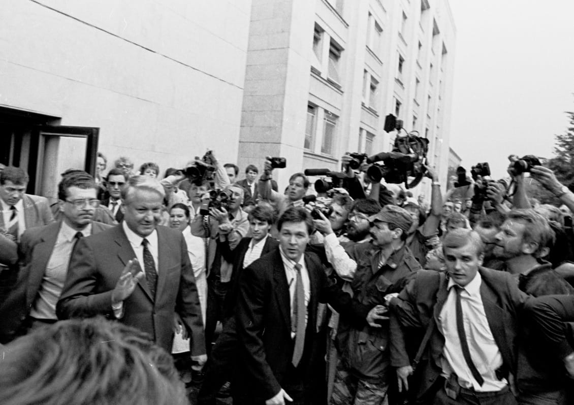 Борис Ельцин идет выступать перед людьми