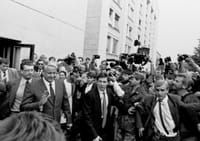 Борис Ельцин идет выступать перед людьми